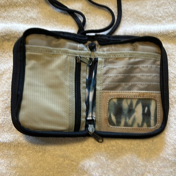 Eddie Bauer Travel Crossbody Wallet. - Picture 3 of 7